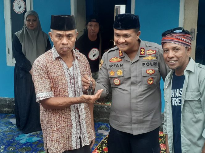 
 Kapolres Lombok Tengah Berikan Bantuan Bedah Rumah dan Santunan Pada Lansia