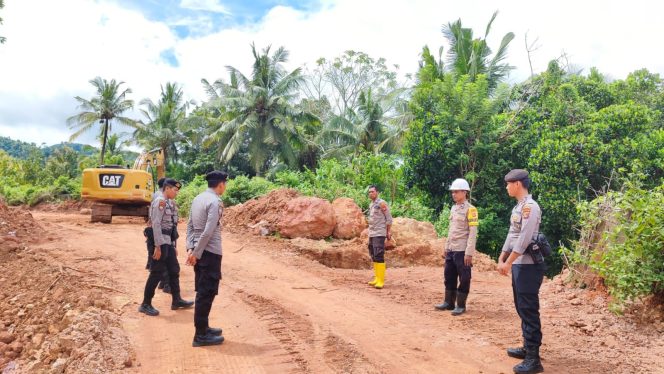 
 Personil Polres Sumbawa Barat Lakukan Pengamanan Pembangunan Irigasi Bintang Bano