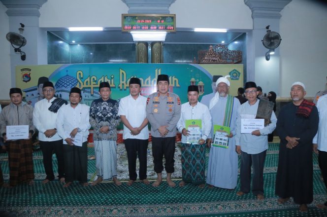 
 Kapolda NTB dan Kakanwil Kemenag NTB Gelar Safari Ramadhan di Masjid Agung Praya