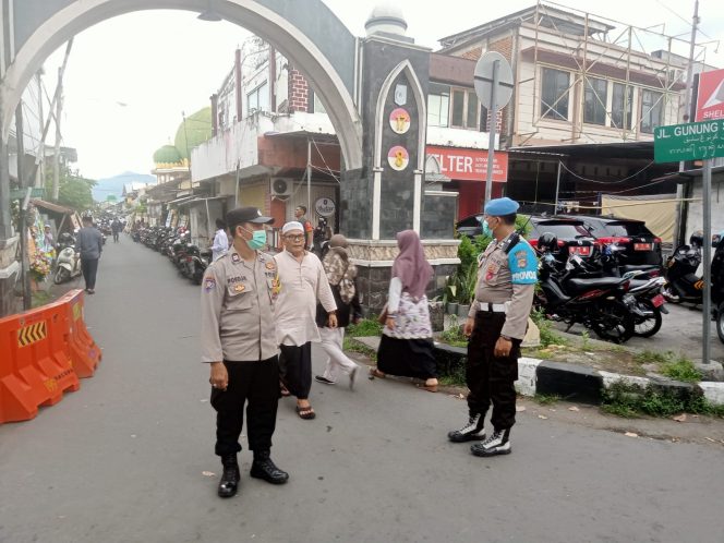 
 Polsek Selaparang Berikan Pengamanan Pemakaman Almarhum TGH. Ahyar Abduh