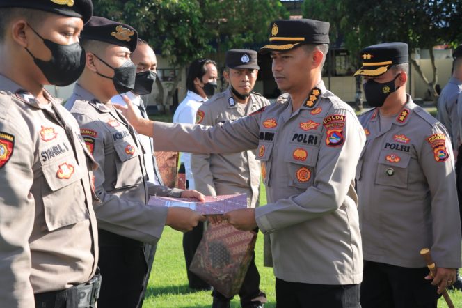 
 Karo SDM Polda NTB Serahkan Penghargaan Kepada Personil Polres Sumbawa Barat