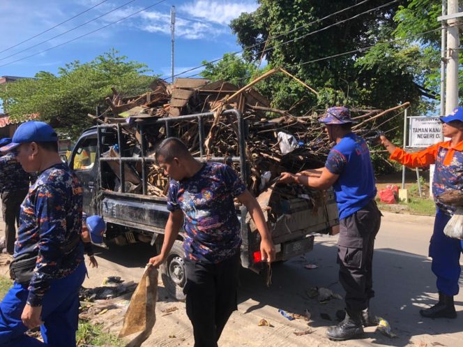 
 Gabungan Sat Polairud Polres Bima Kota dan Bima Kabupaten Bersih-Bersih Sampah Sisa Banjir