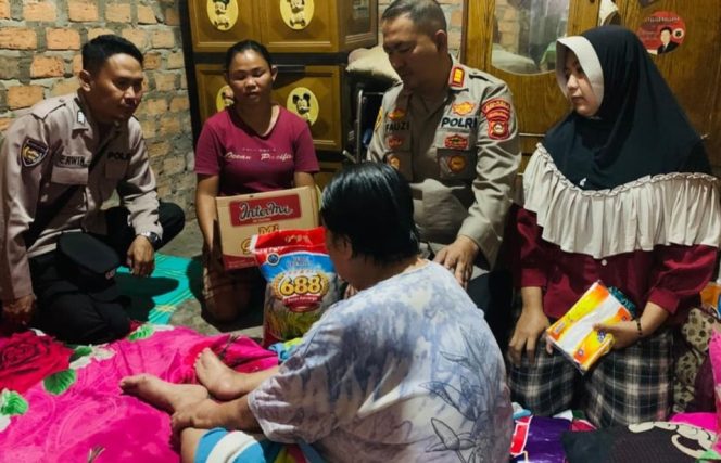 
 Kapolsek Tebing Tinggi Empat Lawang Beri Bantuan Kepada Ibu Maimuna