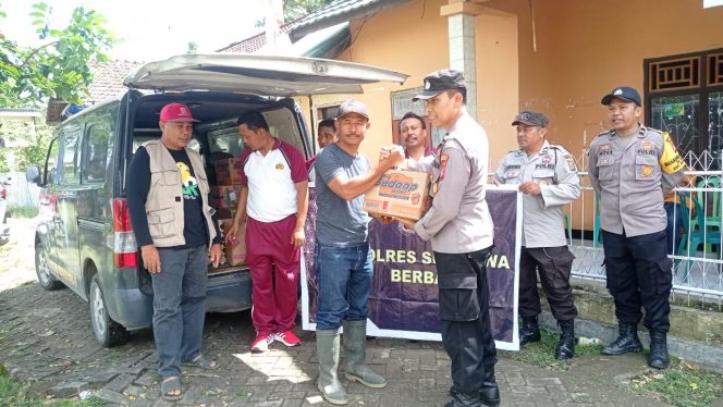 
 Polres Sumbawa Salurkan Bantuan Untuk Korban Bencana Banjir Di Desa Lito