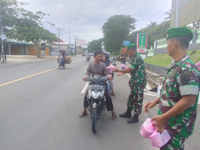 
 Kodim 0421/Ls Gelar Serbuan Berbagi Takjil Kepada Masyarakat