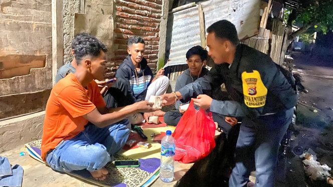 
 Bhabinkamtibmas Manggemaci Berbagi Nasi Buat Sahur Kepada Warga Terdampak Banjir