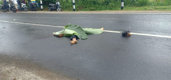 
 Jatuh dari Motor ketika Hendak Menyalip, Seorang Nenek Meninggal Terlindas Truk