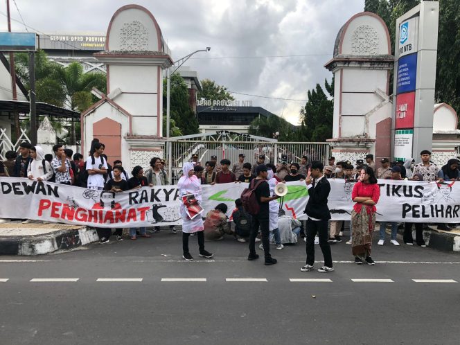 
 Mahasiswa Murka, Gelar Aksi Di Depan Gedung DPRD NTB Tolak UU Cipta Kerja