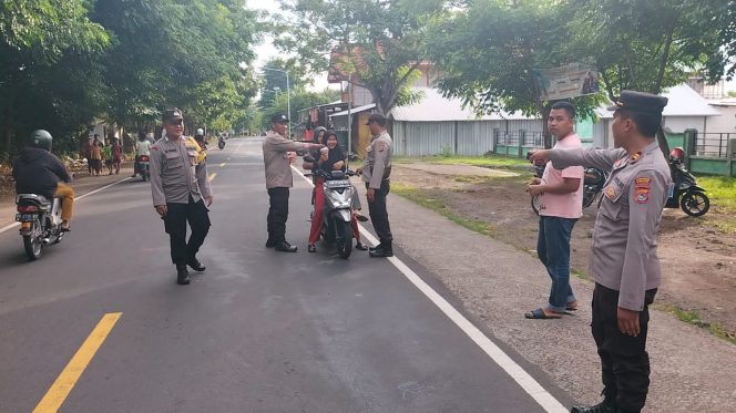 
 Polsek Kayangan Bagikan Takjil Kepada Masyarakat Pengguna Jalan