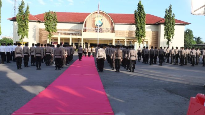 
 Kapolres Lombok Tengah Pimpin Upacara Sertijab PJU dan Kapolsek Jajaran