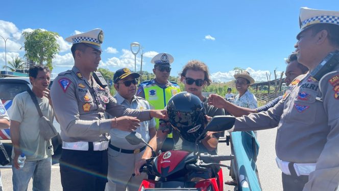 
 Satlantas Polres Lombok Tengah Kembali Menerapkan Tilang Manual