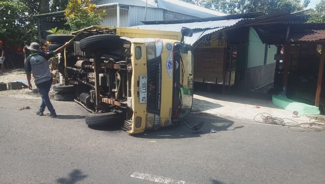 
 Alami Pecah Ban, Truk Bermuatan Air Mineral Terguling