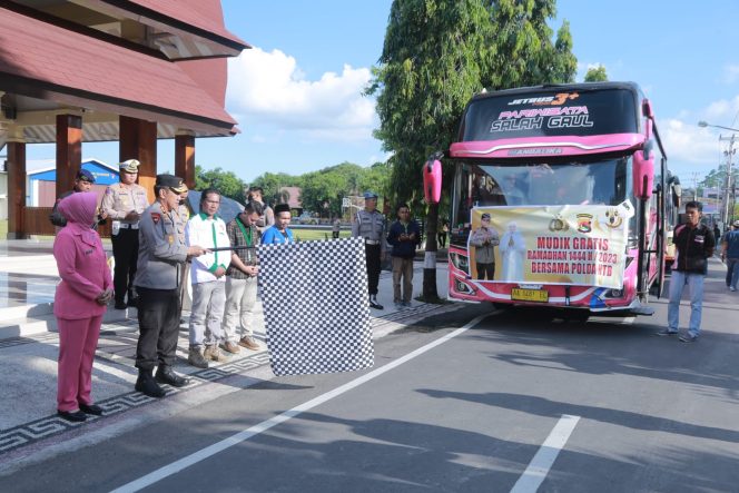 
 Lepas Peserta Mudik Gratis, Kapolda NTB Titip Situasi Aman dan Nyaman