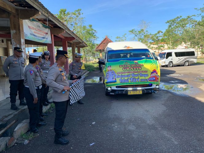 
 Kapolres Sumbawa Barat Lepas Rombongan Masyarakat Yang Akan Balik Mudik Gratis