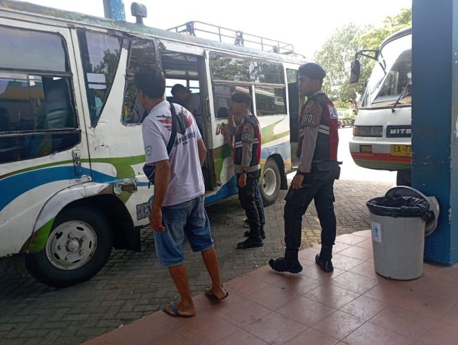 
 Sambangi Terminal, Personel Polres Sumbawa Himbau Pengemudi Tidak Ugal-ugalan