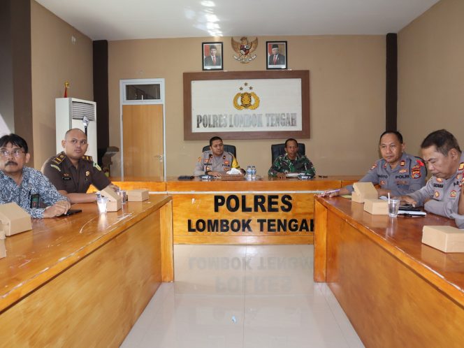 
 Wakapolres Loteng Pimpin Rapat Lintas Sektoral Hadapi Lebaran Ketupat 1444 H