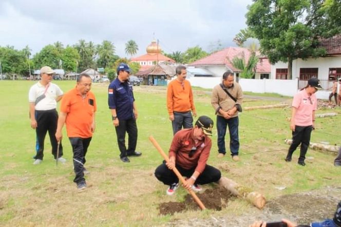 
 Bupati Nias Barat Pimpin Langsung Gotong Royong Masal Persiapan Jelang Open Turnamen Sepak Bola