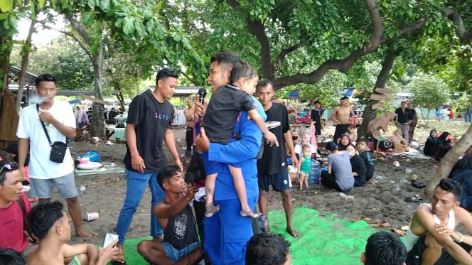 
 Kisah Heroik Anggota Polair Bantu Bocah 3 Tahun Cari Ortunya Saat Lebaran Ketupat