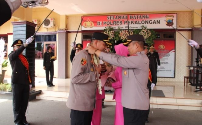 
 Sambut Kapolres Baru, Polres Pekalongan Gelar Tradisi Pedang Pora