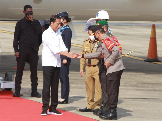 
 Kapolda Jambi Sambut Kedatangan Presiden RI di Bandara STS Jambi