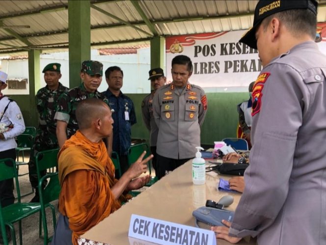 
 34 Biksu Napak Tilas Thudong Melintas Wilayah Kabupaten Pekalongan, Polisi Berikan Pengamanan dan Pemeriksaan Kesehatan