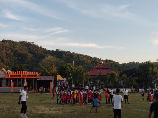 
 Amankan Open Tournamen Sepak Bola Kades CUP, Kapolsek Taliwang Turunkan Personil