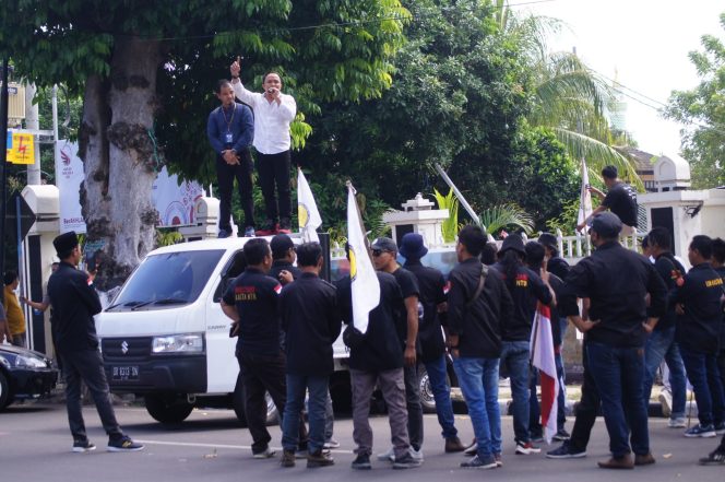 
 Pengadilan Negeri Mataram Digempur Kasta NTB, Begini Tuntutannya!