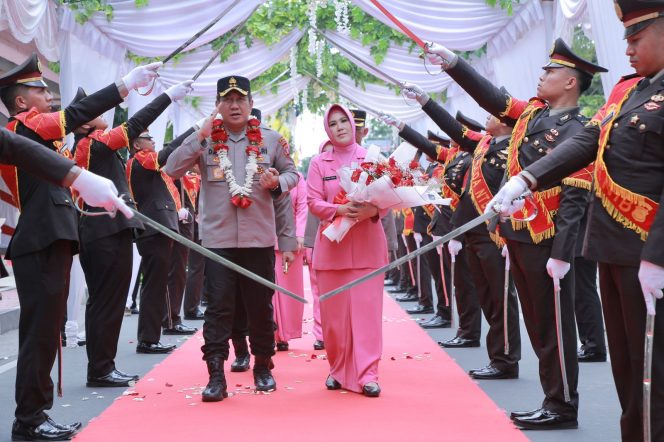 
 Tradisi Pedang Pora Iringi Kepergian Irjen Pol Djoko Poerwanto