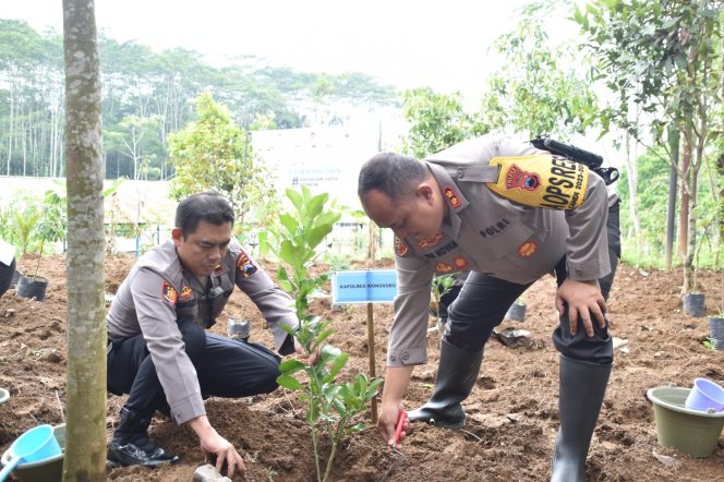 
 Polres Wonosobo Dukung Program Pemerinah Gelar Tanam Pohon