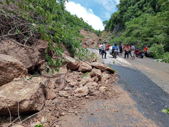 
 Polsek Prabar Bersama BPBP Kab. Loteng Dan Masyarakat Bersihkan Material Longsor