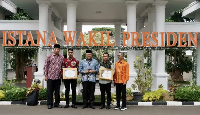 
 PJ Gubernur NTB Terima Anugrah Provinsi Informatif Di Istana Wapres RI