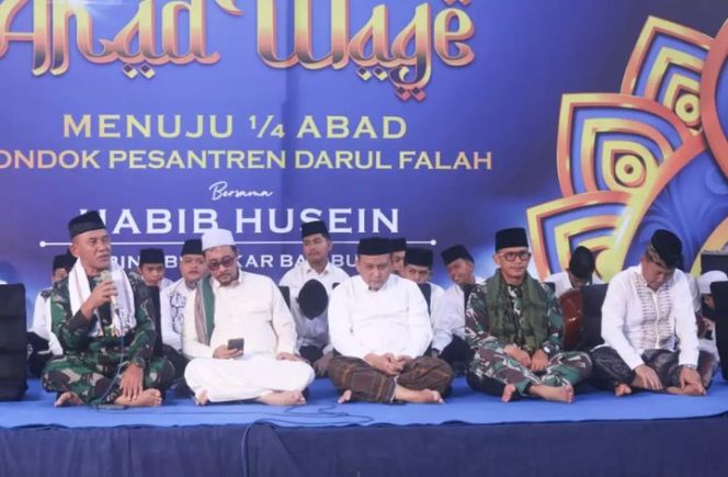 
 Hadir di Ponpes Darul Falah, Ini Pesan Danrem 081/DSJ Singgung Pentingnya Peran TNI bersama Habaib dan Ulama