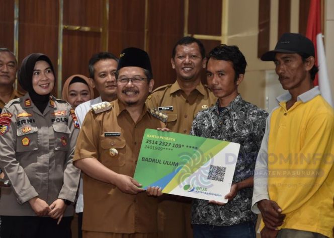 
 Berikan Perlindungan Resiko Kecelakaan Kerja Bagi Nelayan, Pemkab Pasuruan Serahkan Kartu Kepesertaan BPJS Ketenagakerjaan & Klaim Jaminan Kematian dan Kecelakaan Kerja