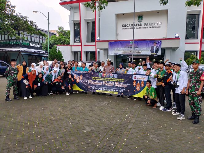 
 Danramil 0819/18 Pandaan Bersama Tiga Pilar Gelar Pembagian Takjil dan Santuni Anak Yatim