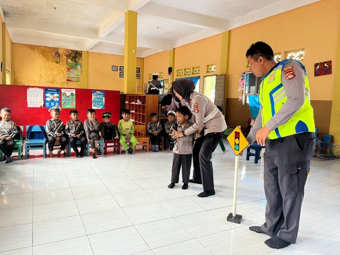 
 Sat Lantas Polres Loteng Ajarkan Disiplin Berlalu-Lintas Sejak Dini Pada Anak PAUD