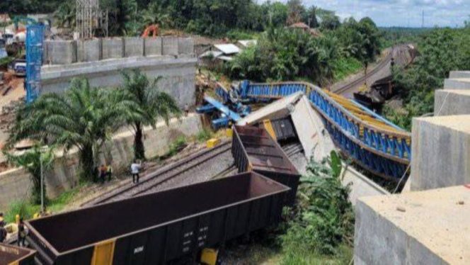 
 Crane Pembangunan Flyover Di Muara Enim Ambruk Timpah Kereta Yang Sedang Melintas