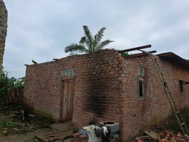 
 Ditinggal Sholat Taraweh Ke Masjid, Belasan Rumah Di Musi Rawas Di Hantam Angin Puting Beliung