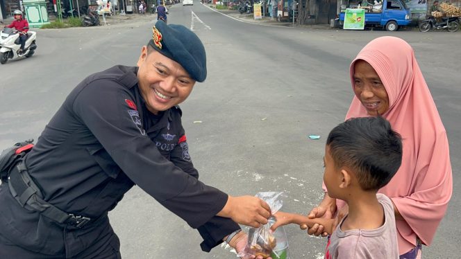 
 Jelang Berbuka Puasa Ramadhan 1446 H, Brimob Polda NTB  Bagi Takjil Gratis keBagi Pengguna Jalan