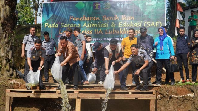 
 Kanwil Kemenkumham Sumsel Bersama Pj. Walikota Resmikan Gedung Fasilitas Dan Lakukan Penebaran Benih Ikan di Lapas Lubuklinggau