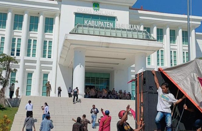 
 Aktivis GERAM Gruduk Gedung Maslahat Kabupaten Pasuruan, Dikarenakan Adanya Dugaan Monopoli