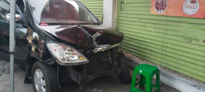 
 Minibus Plat Merah Alami Kecelakaan Hingga Tabrak Gerobak Pedagang Kaki Lima Di Kota Pasuruan