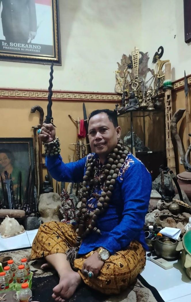 
 Hasil Penerawangan Ki Ageng Ayi Suhaya, S.H, Terkait Yang Bakal Jadi Bupati Mas Rusdi Sutejo Dengan Gus Shobih.