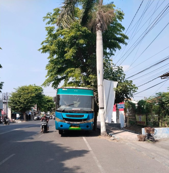 
 Bis Parkir Sembarangan Di Bahu Jalan Berminggu-minggu, Bisa Berbahaya!