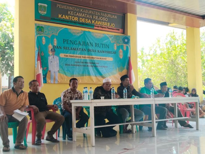 
 Kecewa Dengan Kinerja Kepala Desa, Warga Desa Kawisrejo Datangi Balai Desa