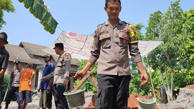 
 Polisi Kabupaten Demak Gotong Royong Bantu Warga Bangun Rumah Wujud Kepedulian