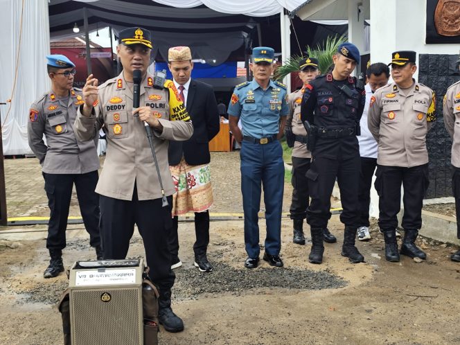 
 Polres Lampung Utara Amankan Rapat Pleno Rekapitulasi Hasil Pilkada Serentak 2024 di KPU