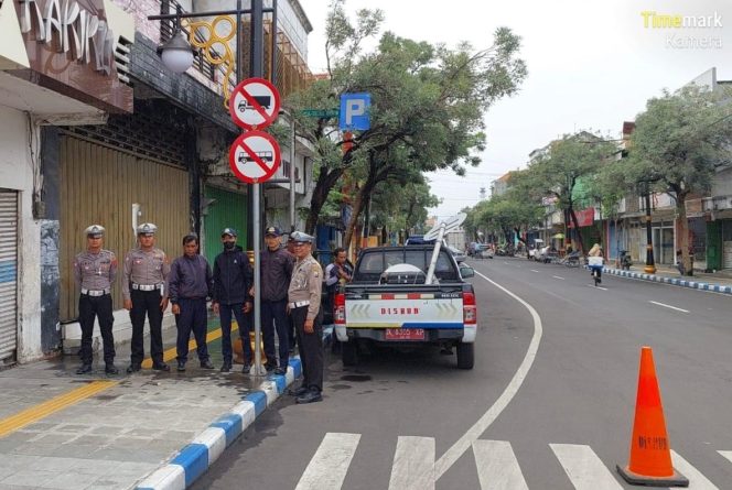 
 Unit Kamsel Satlantas Polres Pasuruan Kota dan Dinas Perhubungan Laksanakan Pemasangan Rambu Lalu Lintas