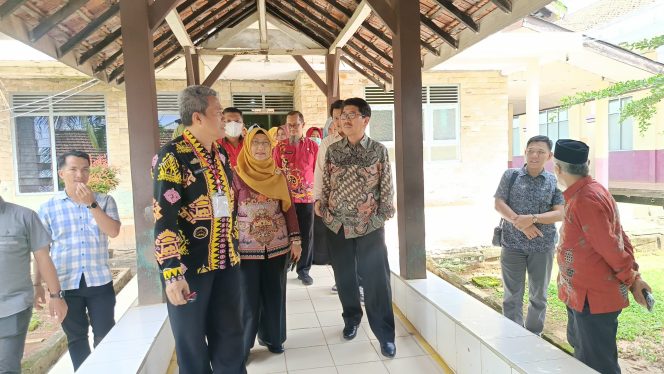 
 Bupati Terpilih, Hamartoni Ahadis Kunjungi Pasien DBD Di RSUD Ryacudu Kotabumi, Lampung Utara