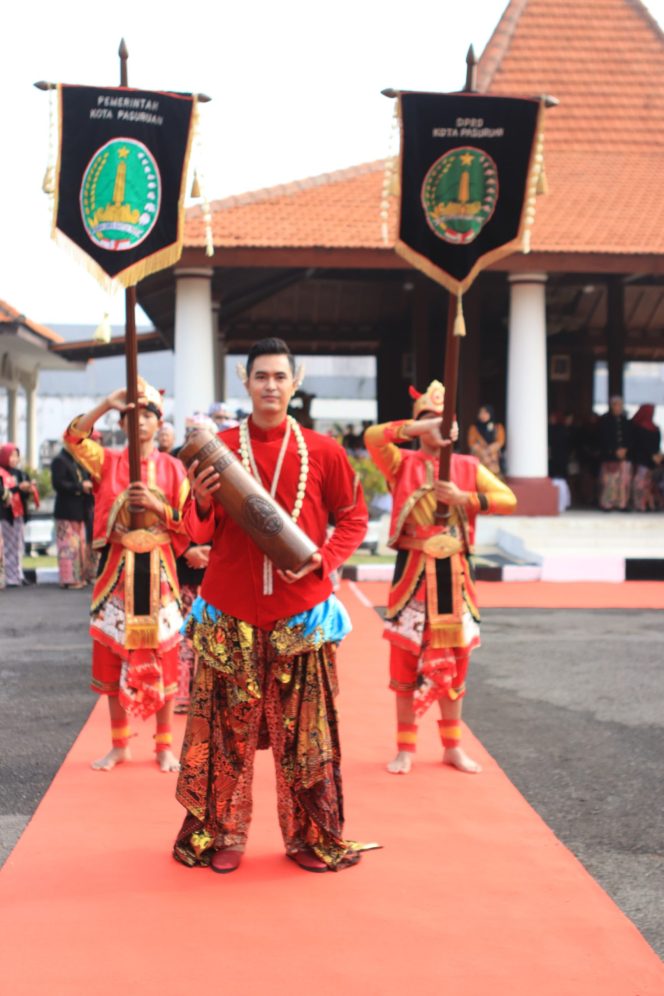 
 Peringati Hari Jadi ke-339, Pemerintah Kota Pasuruan Gelar Kirab Pataka.